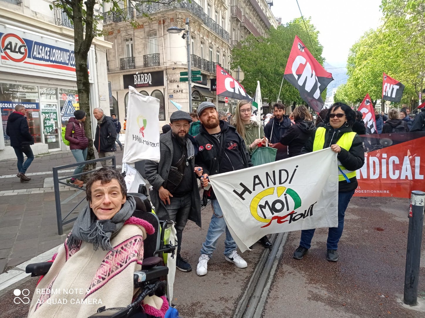 Des membres et sympathisants d'Handi-moi Tout, lors d'une manifestation.