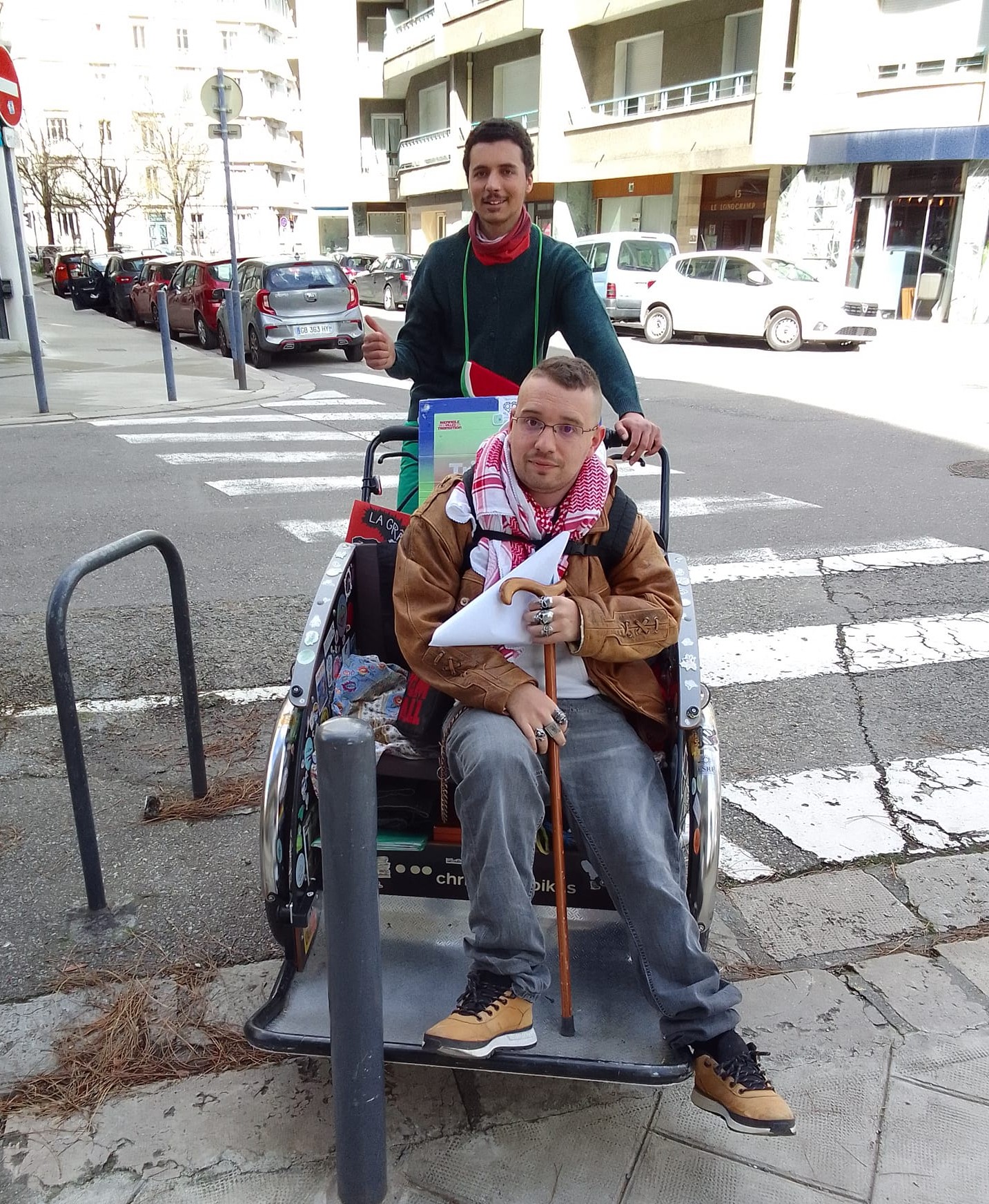 Mickaël dans un fauteuil roulant neuf, obtenu par Handi-moi Tout